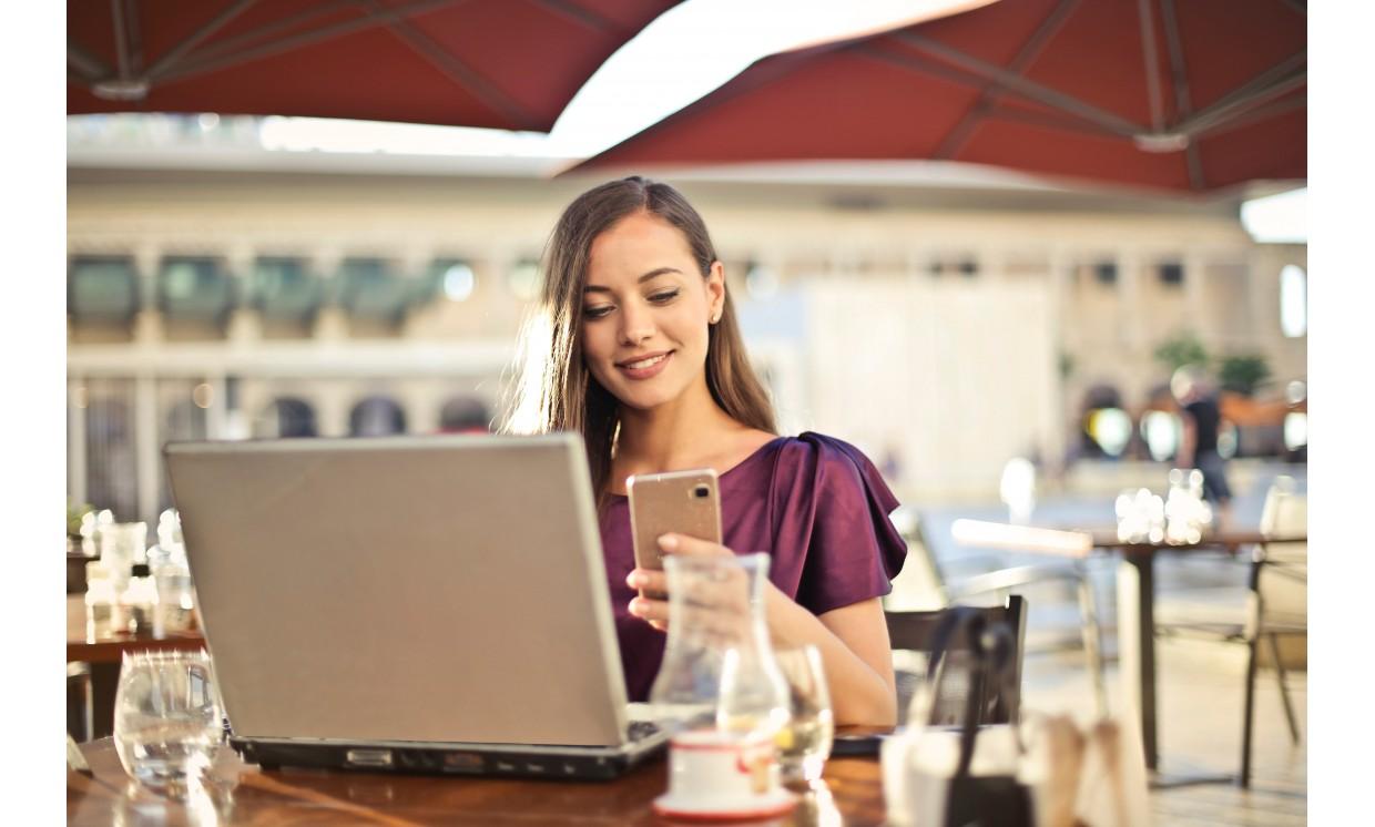 laddy woman women laptop computer mobile online shopping