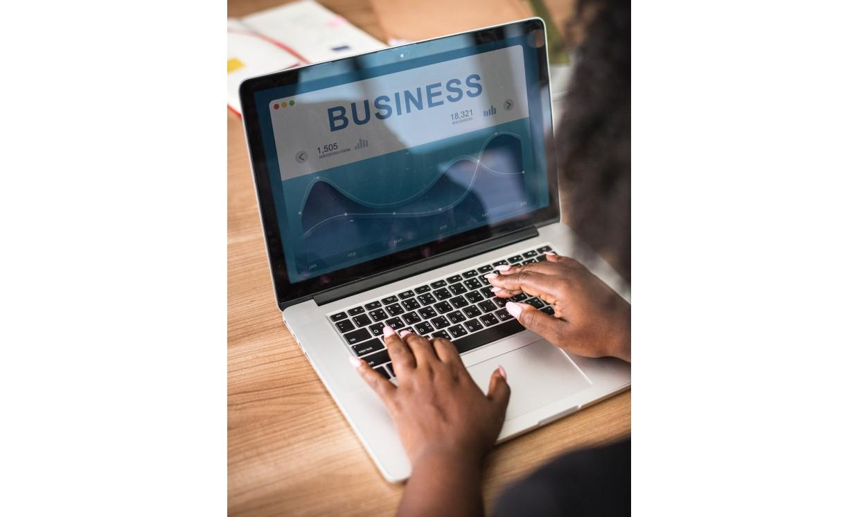 laptop computer business online ecommerce analysis