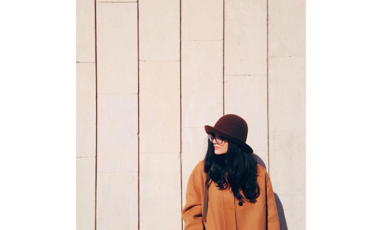 background lines girl wall