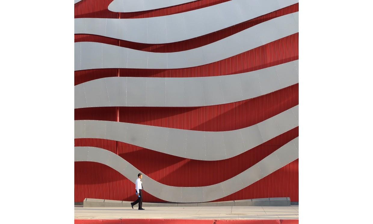 building wave white red